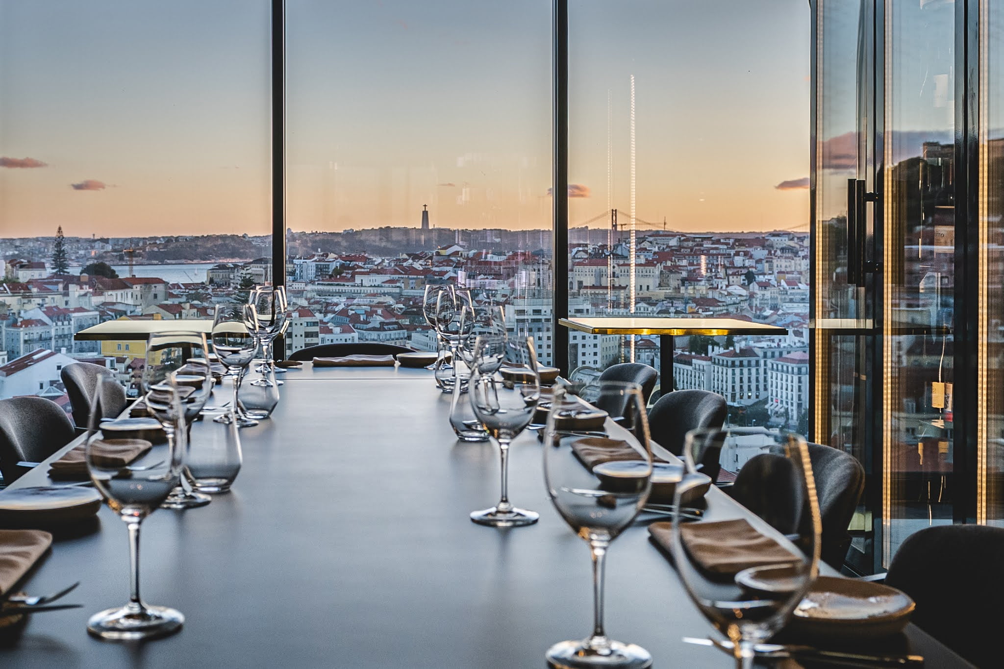 Vista magnifica sobre a cidade de Lisboa, vista do interior da sala de refeições do restaurante através de uma janela.
